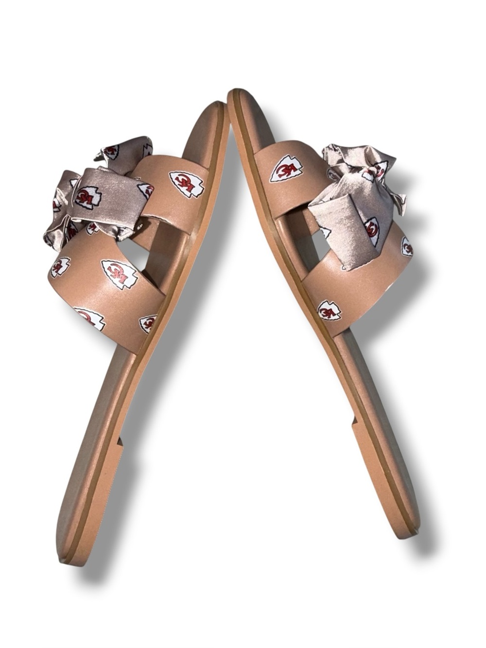 NWT Kansas City Chiefs Cuce Tan Bow Sandals - Women's 10 - Picture 9 of 11